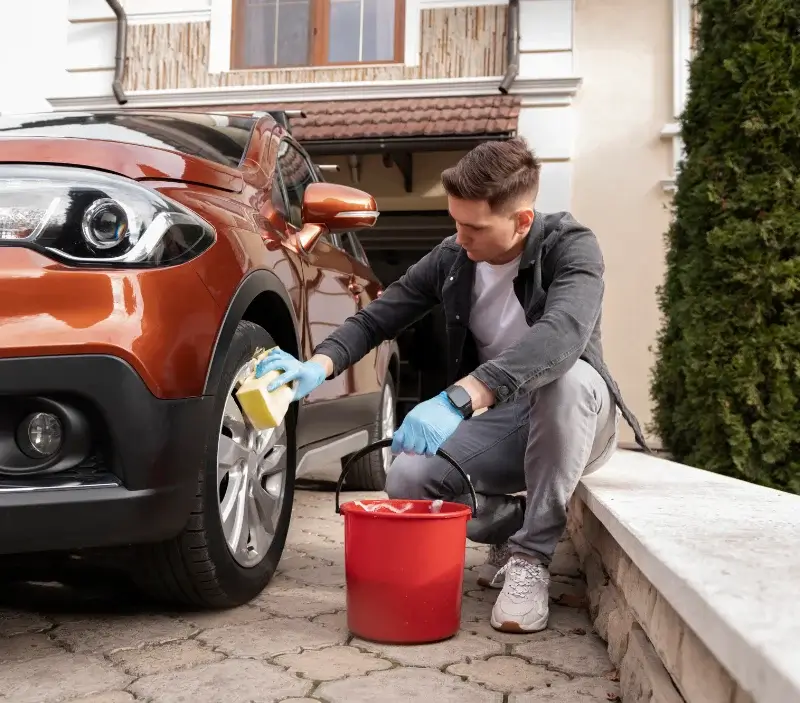 Lavage auto à domicile Pruniers : professionnel intervenant sur un véhicule